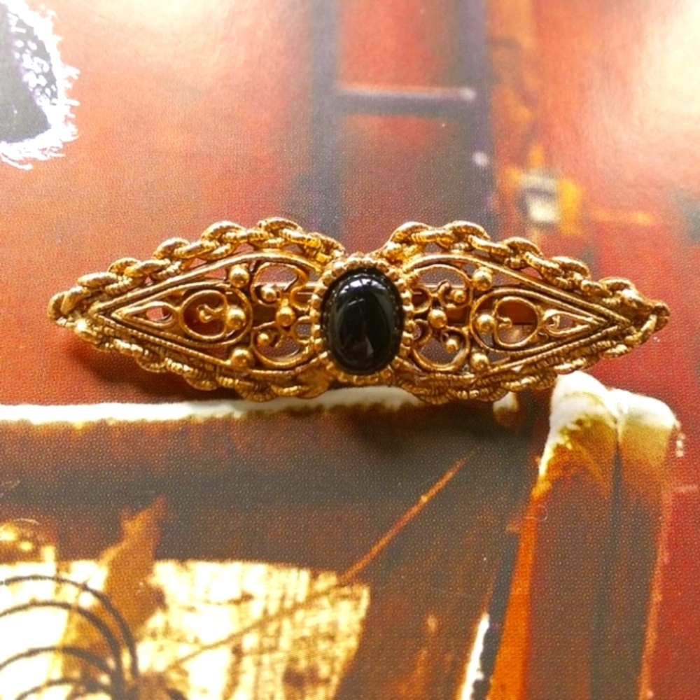 VINTAGE, VICTORIAN STYLE, GOLD BOW TIE BROOCH/PIN WITH BLACK STONE!